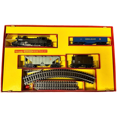 465 - Hornby Triang SNCF train set No. RS.44, generally excellent in excellent box, with SNCF black 2-6-2T... 