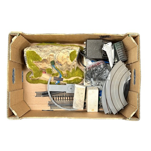 392 - 00 gauge collection, with Triang train set (in good fair box) No. R3A, unboxed locomotives (3), coac... 