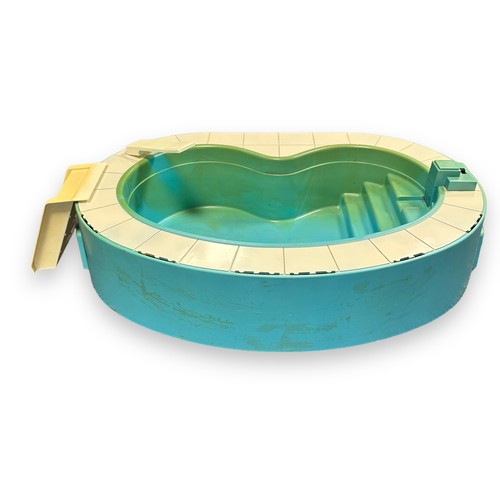 28 - 1970s Sindy Swimming Pool No.44388, generally excellent in excellent to good plus Pedigree box (Sind... 