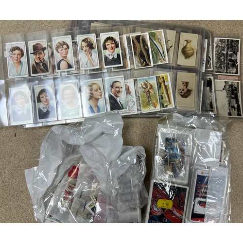 280 - Collection of cigarette cards etc, in 4 period albums, plastic sleeves and some loose wit ranges by ... 