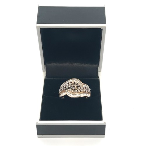 13 - A round champagne and white baguette diamond ring, set in 9ct yellow gold. Size P. Weight 4.06g.

Pl... 