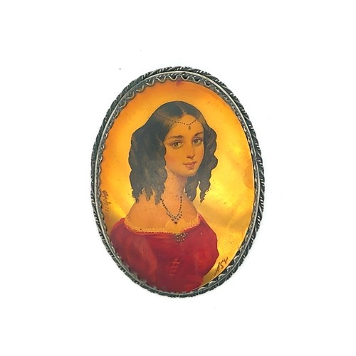 63 - A signed Russian Fedoskino lacquer on mother of pearl brooch depicting a lady. Length 52mm.


Please... 