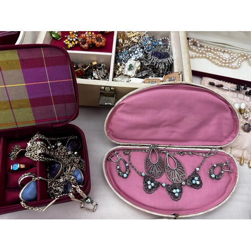 89 - A vanity case containing several jewellery boxes containing a large amount of costume, vintage, hard... 