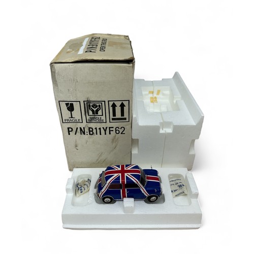 271 - Franklin Mint 1/24th scale 1967 Mini Cooper Union Jack edition No. B11XN61, generally excellent in g... 