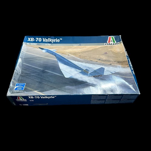 678 - Italeri 1/72nd scale XB-70 Valkyrie No. 1282, unmade and unpainted plastic model kit, mainly on spru... 