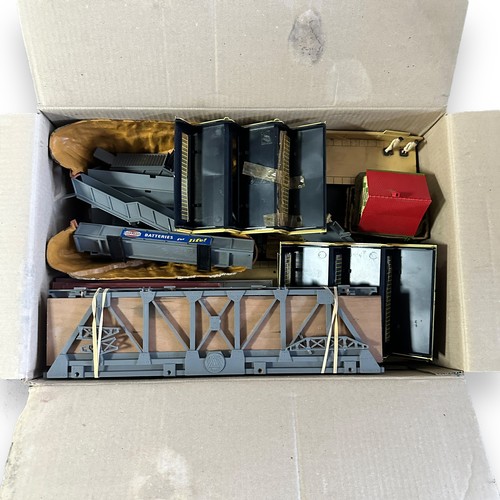 551 - OO gauge unboxed collection, mainly Hornby Triang locomotives (3-some detailing), wagons (20+) inclu... 