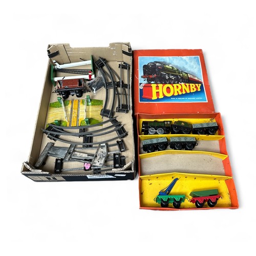 537 - Hornby Goods Set No. 20, with clockwork (without key and untested) BR green 60985 locomotive and ten... 