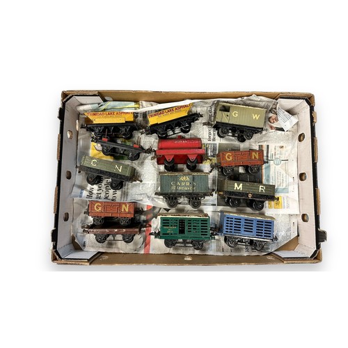 534 - Hornby O gauge unboxed collection, with wagons (13) including Carr's Biscuits, Trinidad Lake Asphalt... 