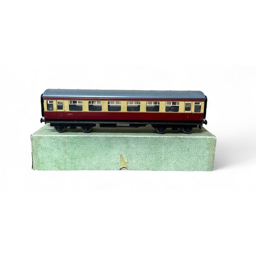 522 - Bassett-Lowke BR 1st class coach No. 110/0, red and cream running number 3995, generally excellent t... 