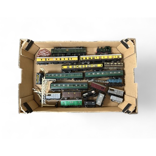 556 - OO gauge unboxed collection, generally excellent to good, with BR green 27000 Electra and GWR green ... 