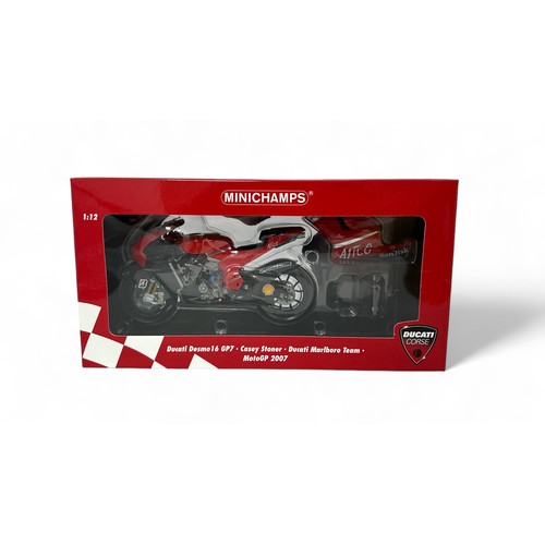 330 - Minichamps 1/12th scale 2007 Ducati Desmo 16 GP7 C Stoner No. 122 070027, generally excellent in exc... 