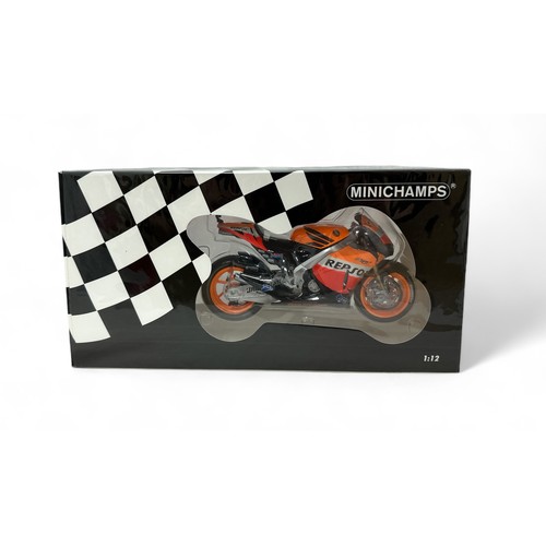 333 - Minichamps 1/12th scale Honda RC212V 2011 C Stoner No. 122 111127, generally excellent in excellent ... 