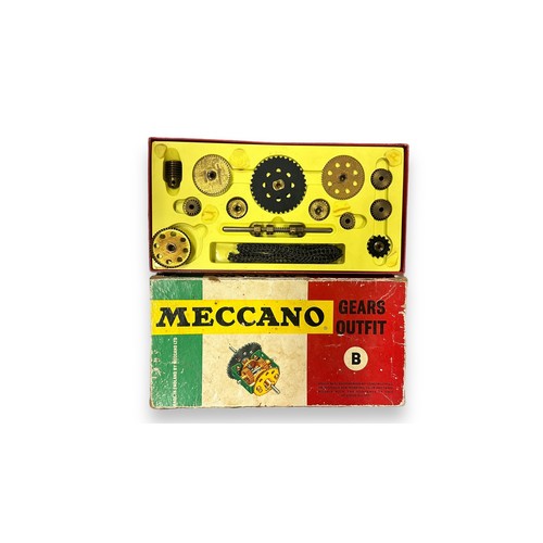 504 - Meccano 1950s onwards green and red No.5 and Gear Set B, plus 3-piece Super Tool Set, generally exce... 