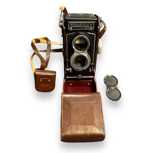 153 - Franke and Heidecke Rollieflex dual-lens camera, serial no T 2196080, having Heidosmat and Carl Zeis... 