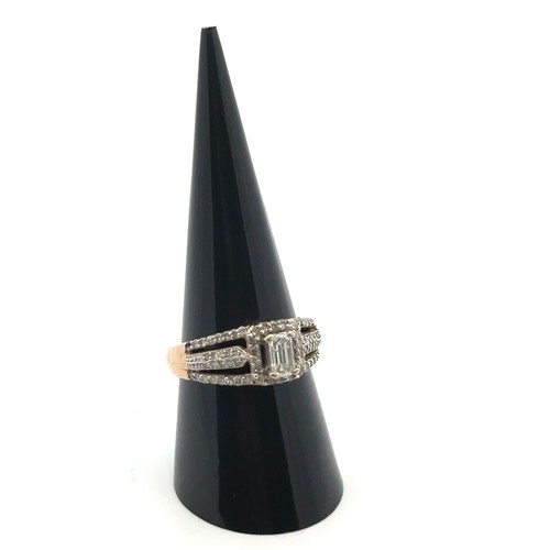 42 - A 9ct diamond cluster ring ring with central baguette cut diamond, size P. Baguette diamond 5.91mm x... 