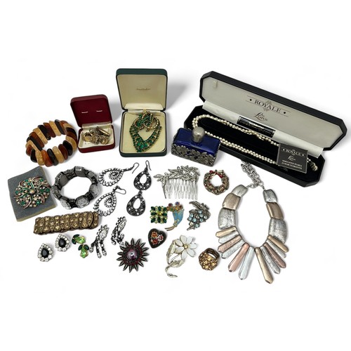 52 - A collection of costume and vintage jewellery, a boxed set of Lotus imitation pearls and a white met... 