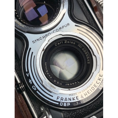 153 - Franke and Heidecke Rollieflex dual-lens camera, serial no T 2196080, having Heidosmat and Carl Zeis... 