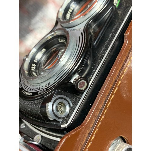 153 - Franke and Heidecke Rollieflex dual-lens camera, serial no T 2196080, having Heidosmat and Carl Zeis... 