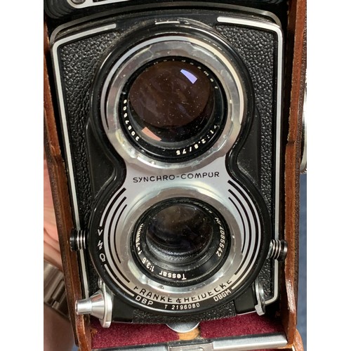 153 - Franke and Heidecke Rollieflex dual-lens camera, serial no T 2196080, having Heidosmat and Carl Zeis... 