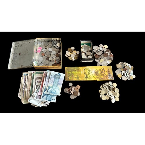 323 - Coins and banknotes - World accumulation, mainly 20th Century with some silver, GB modern £5 uncircu... 