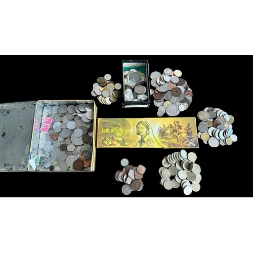 323 - Coins and banknotes - World accumulation, mainly 20th Century with some silver, GB modern £5 uncircu... 