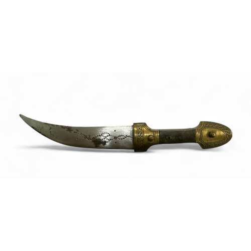 93 - Curved Syrian Jambiya, without sheath. Blade measures approx. 14cm, overall length 25cm.