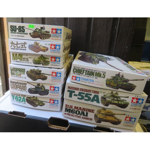 107 - Tamiya 1/35th scale Tanks unmade kits, generally excellent in good plus boxes, with Chieftain Mk.5 N... 