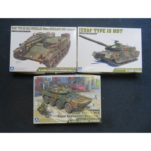 125 - Aoshima 1/72nd scale JGSDF unmade kits, with  Type 10 MBT No. 14, Type 16 MCV Rapid Deployment Regim... 