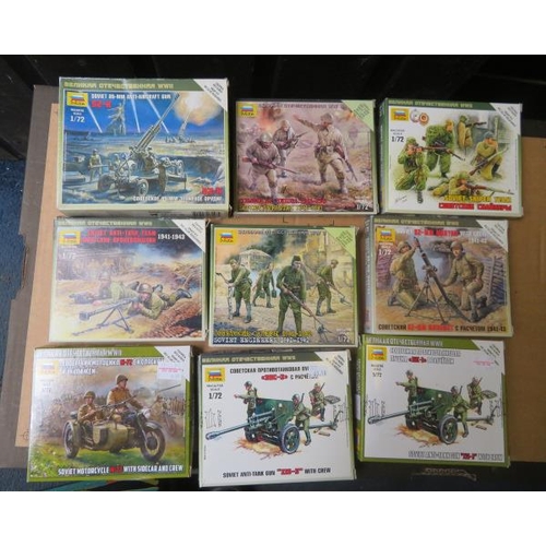 129 - Zvezda 1/72nd military unmade kits, generally excellent in good or better boxes. Contents appear com... 