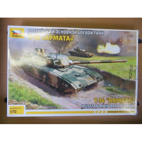 129 - Zvezda 1/72nd military unmade kits, generally excellent in good or better boxes. Contents appear com... 