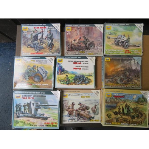 129 - Zvezda 1/72nd military unmade kits, generally excellent in good or better boxes. Contents appear com... 