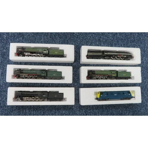 19 - Hornby Minitrix locomotives, generally excellent in good plus boxes, with BR green 70000 Britannia N... 