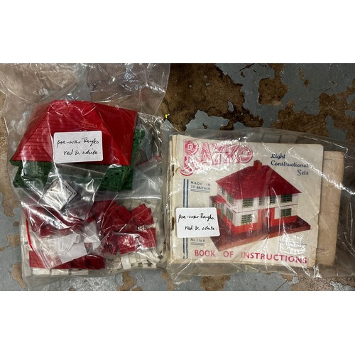 58 - 1937-41 Bayko unboxed red and white parts collection from both Old Series and New Series, plus manua... 