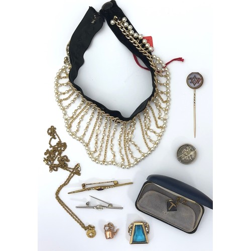 27 - Small collection of jewellery items including a 9ct gold kettle charm, a silver tie pin, a yellow me... 