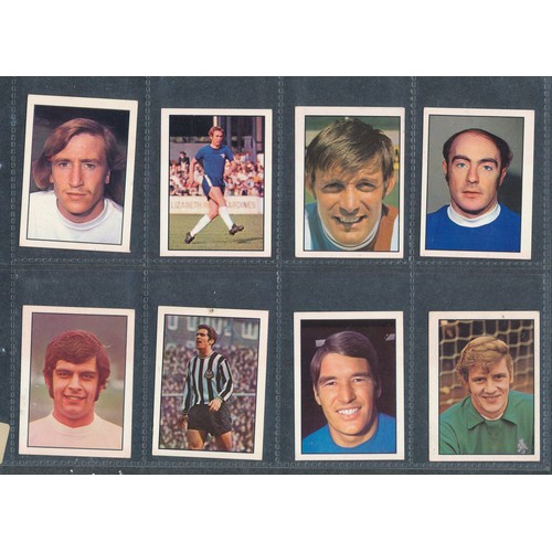 422 - TOP SELLERS (PANINI) and WILLIAMS FORLAG soccer cards, Bobby Moore, George Best etc. Mixed condition... 