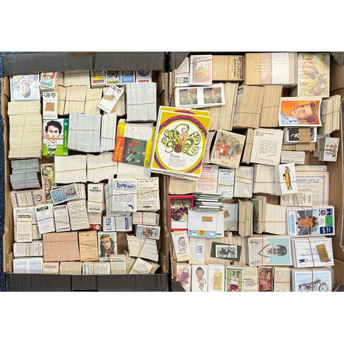 369 - Trade card collection filling 2 fruit trays, mainly in very good to excellent condition, appear to b... 