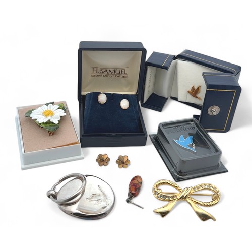 66 - A small assortment of jewellery items, includes 2 pairs of 9ct gold earrings.