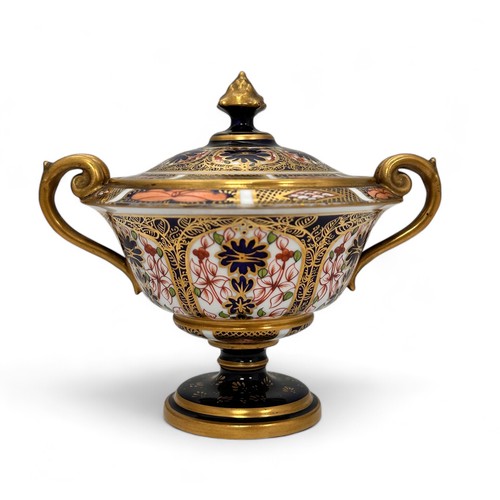 363 - A Royal Crown Derby urn in the Imari pattern number 1128. Approx 15cm high.