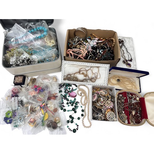 68 - A quantity of costume jewellery. Includes a malachite bead necklace, a collection of vintage brooche... 