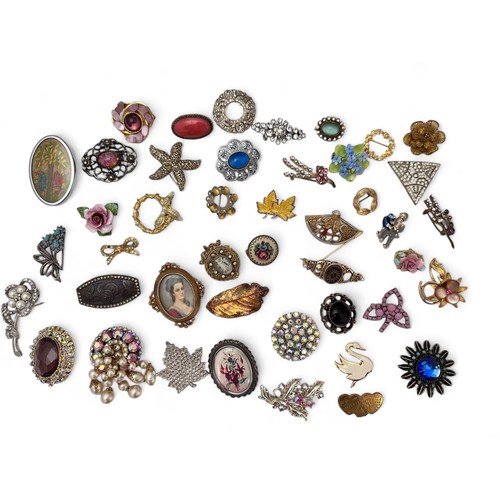 68 - A quantity of costume jewellery. Includes a malachite bead necklace, a collection of vintage brooche... 