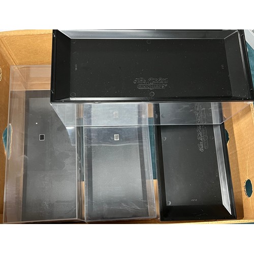 191 - 1/18th scale plastic lift-off lid with plinth base cases, without models or card outer packaging, un... 