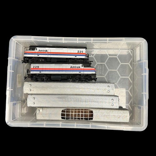 355 - Lifelike HO gauge Amtrak silver red and blue stripe 229 diesel locomotive and non-power locomotive, ... 