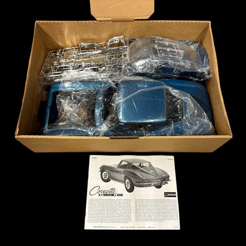 262 - Monogram 1/8th scale 1965 Corvette Stingray (metalflake edition) No. 2613, unmade and unpainted plas... 