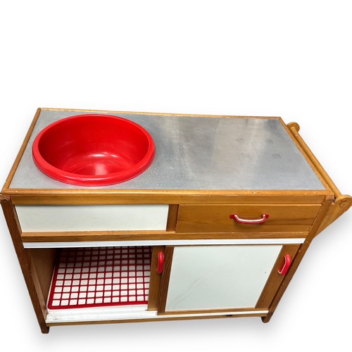 219 - Children's play kitchen unit with sink. Measures W77cm x D35cm x H58cm.