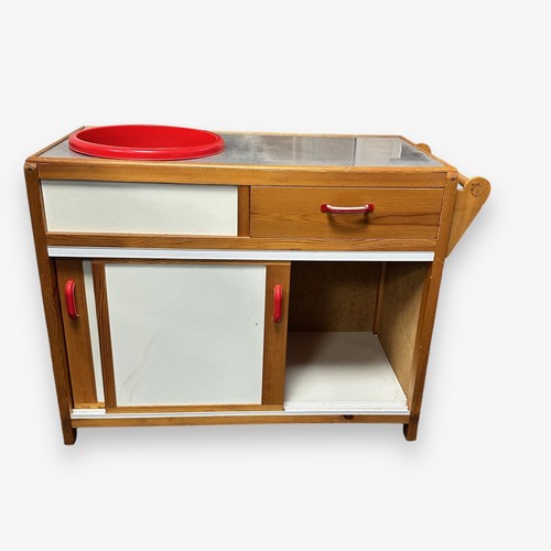 219 - Children's play kitchen unit with sink. Measures W77cm x D35cm x H58cm.