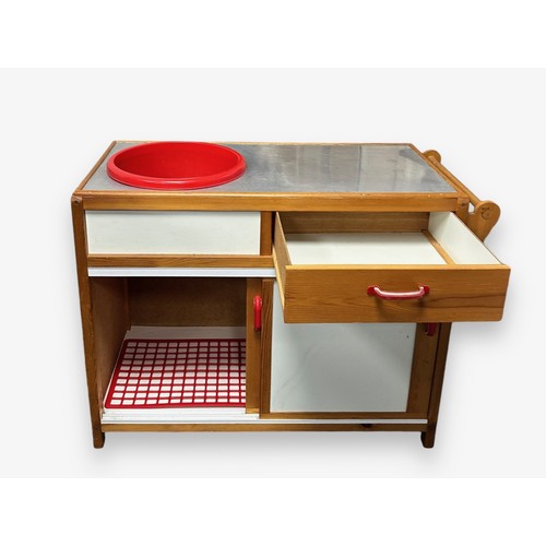 219 - Children's play kitchen unit with sink. Measures W77cm x D35cm x H58cm.