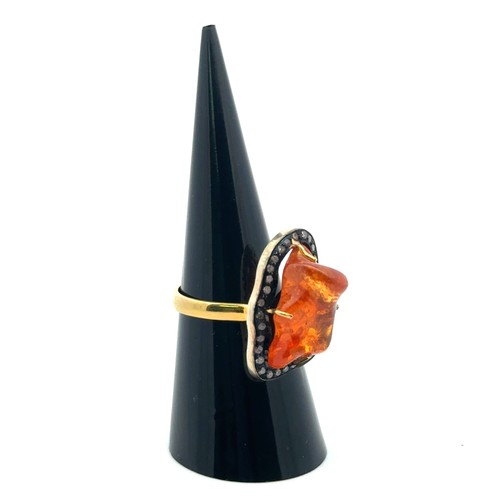 26 - An 18ct gold and silver-topped ring set with an unusual freeform mandarin garnet and thirty three su... 