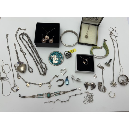 112 - A collection of silver jewellery items  - includes a cultured pearl necklace, a brooch stamped Mexic... 