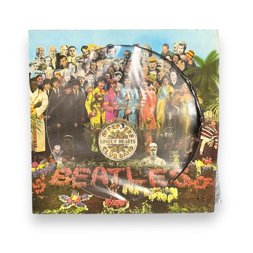 264A - The Beatles - Sgt. Peppers - Picture Disc. PHO 7027, picture vinyl disc. In fair condition sleeve.