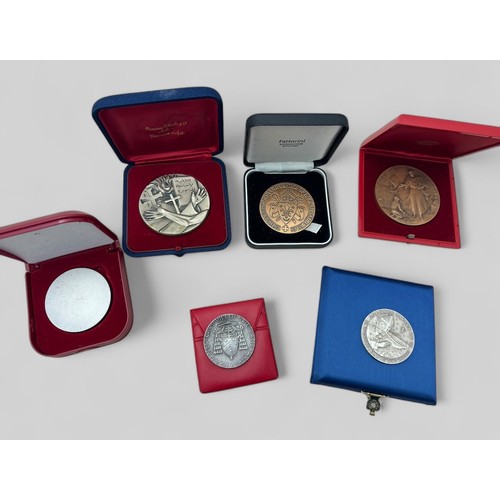 114 - 6 Papal commemorative medallions to include: a bronze '150th Anniversary of the Restoration of the H... 